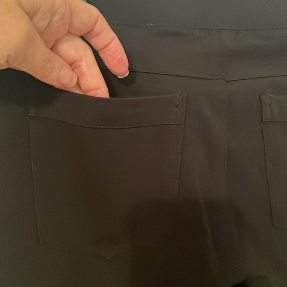 HUE Classic Black Leggings Two Back Pockets NWOT Soft Comfortable Stretch Large - Picture 3 of 6